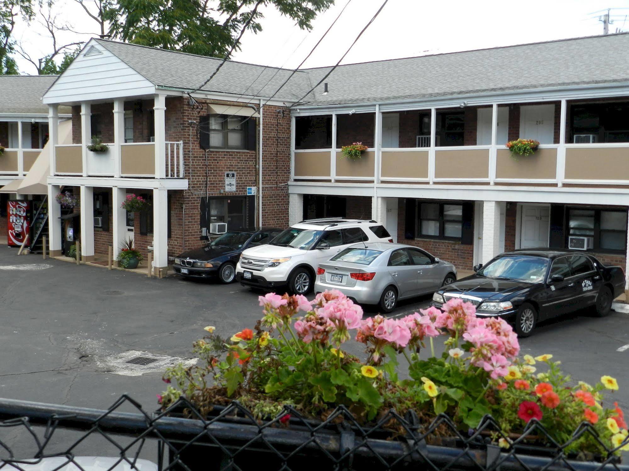 Central Motel Courtyard White Plains Εξωτερικό φωτογραφία