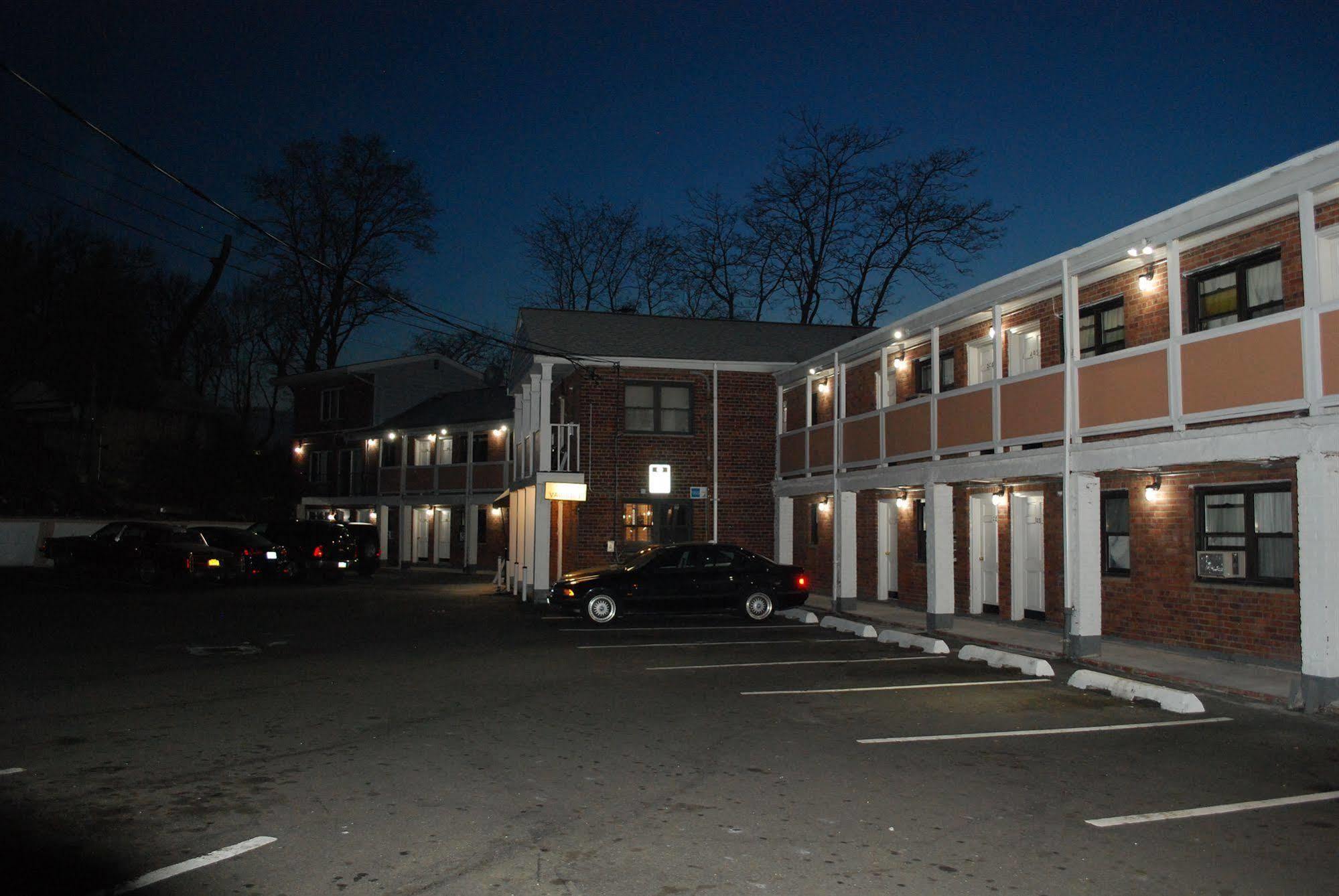Central Motel Courtyard White Plains Εξωτερικό φωτογραφία