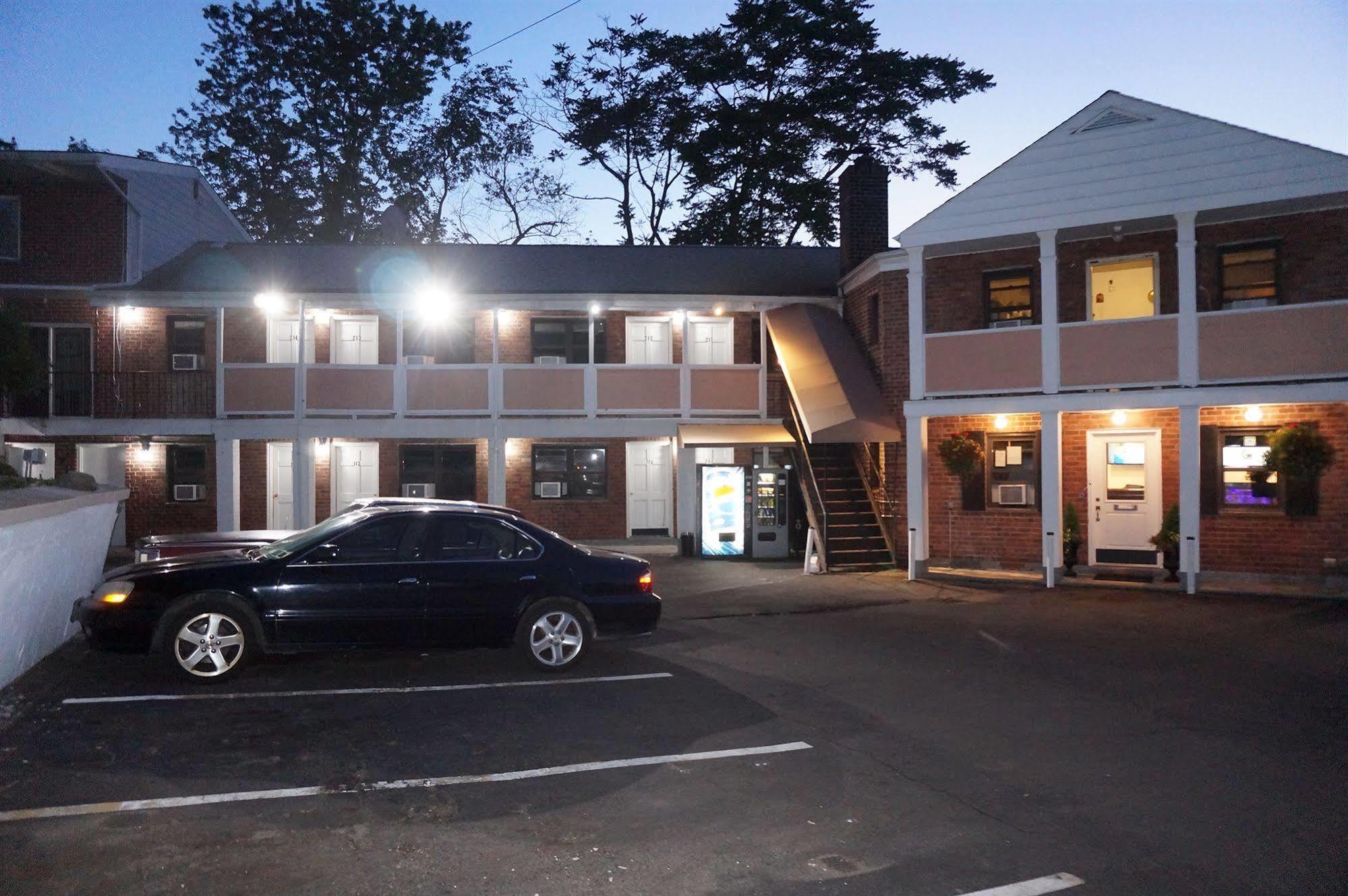 Central Motel Courtyard White Plains Εξωτερικό φωτογραφία