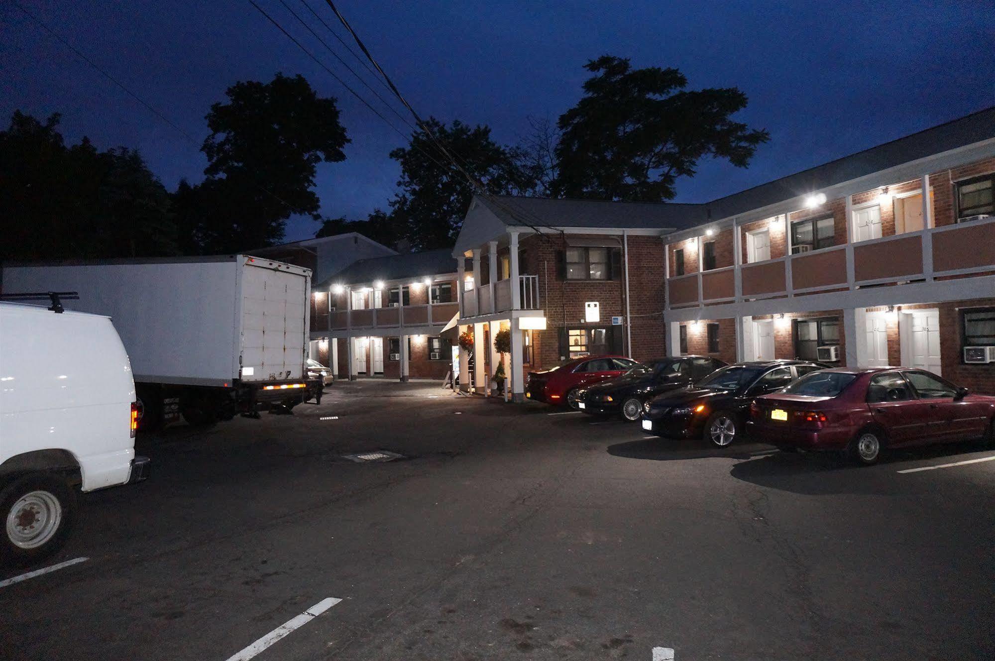 Central Motel Courtyard White Plains Εξωτερικό φωτογραφία